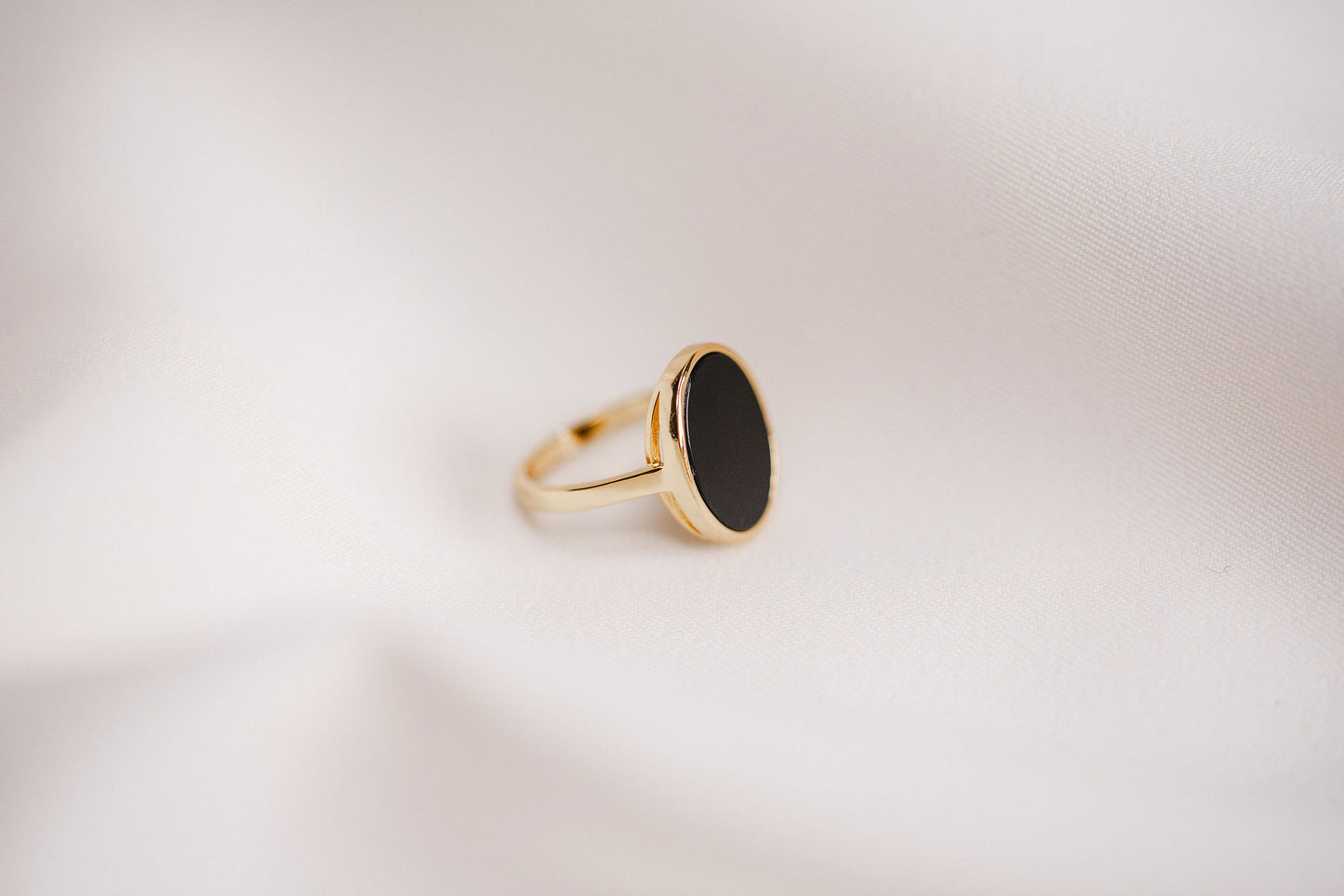 Oval ring in black