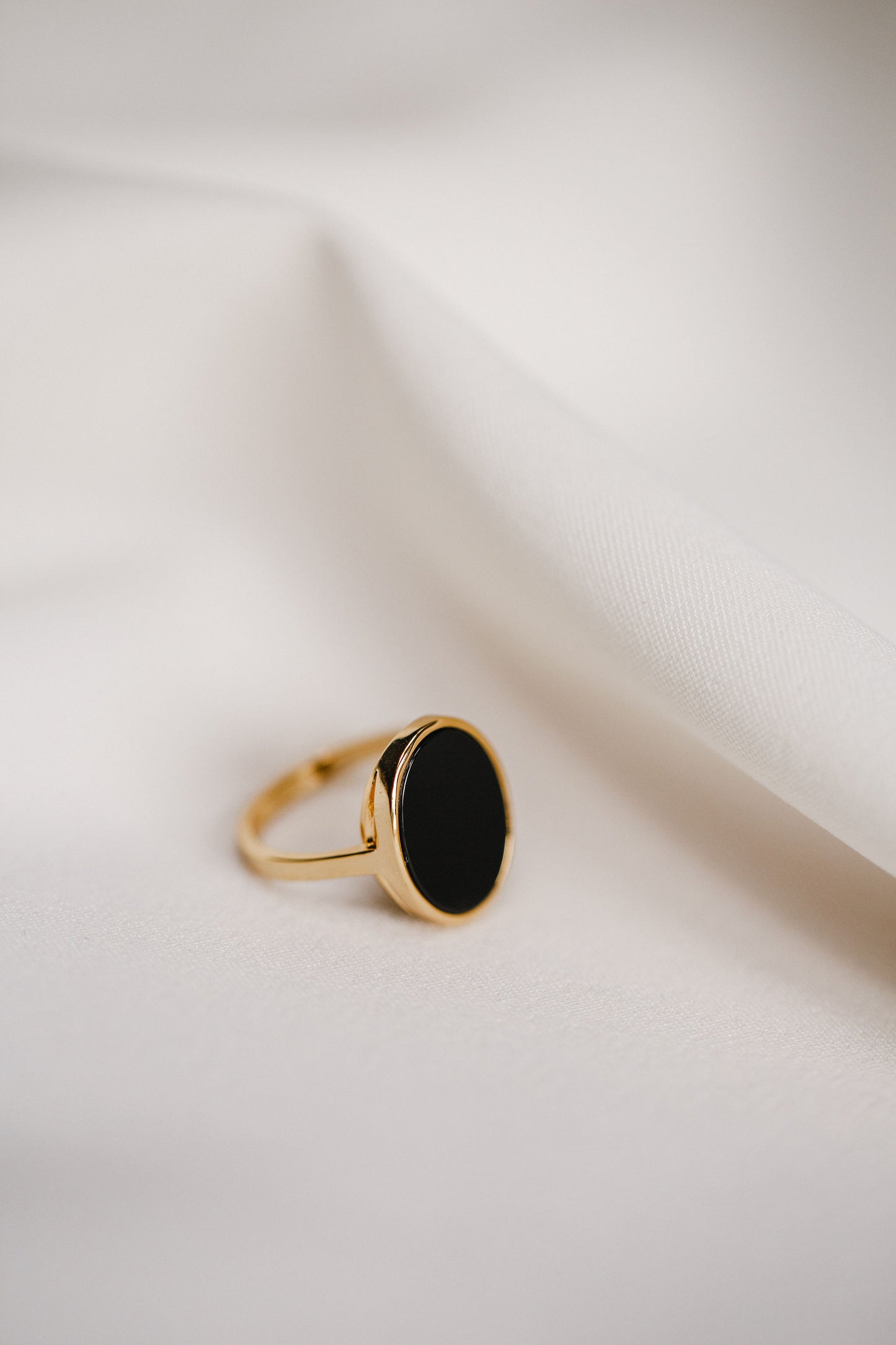 Oval ring in black