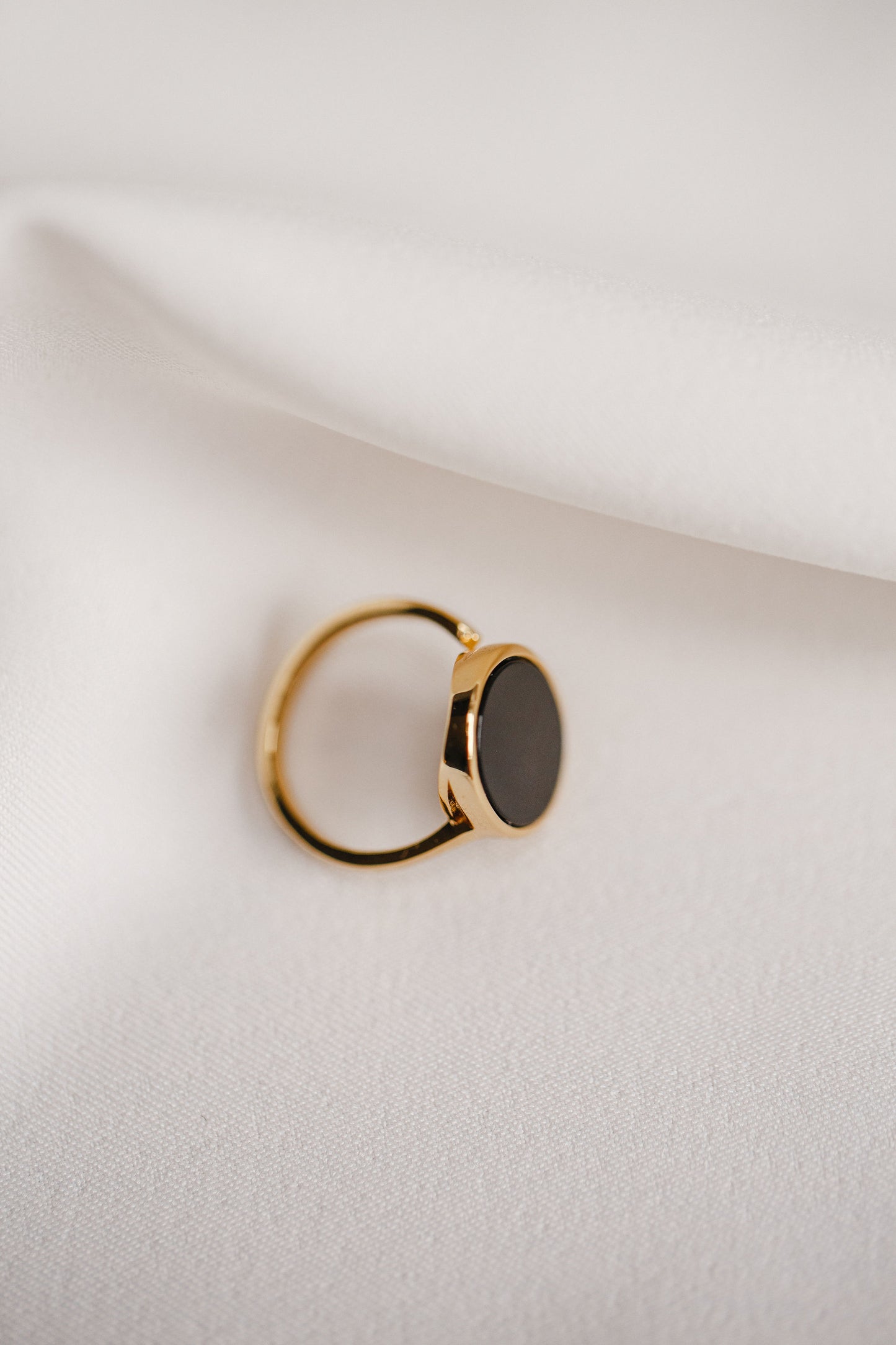 Oval ring in black