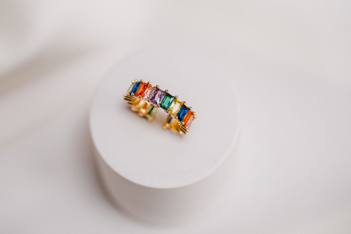 Сolored ring in gold with zirconia crystals