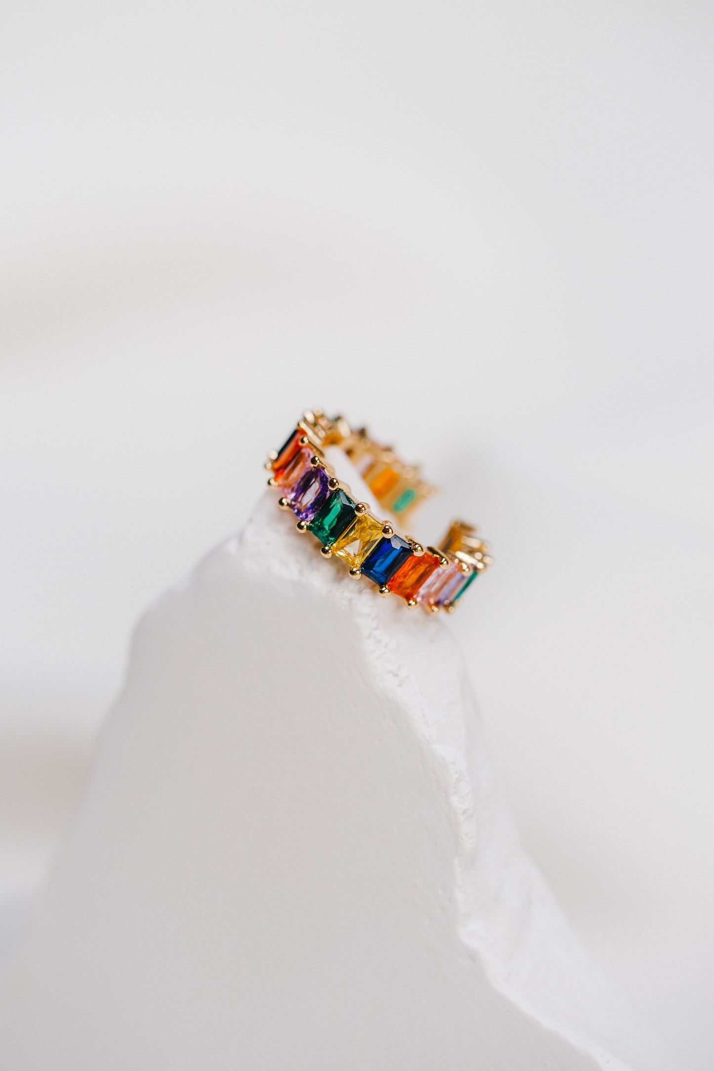 Сolored ring in gold with zirconia crystals