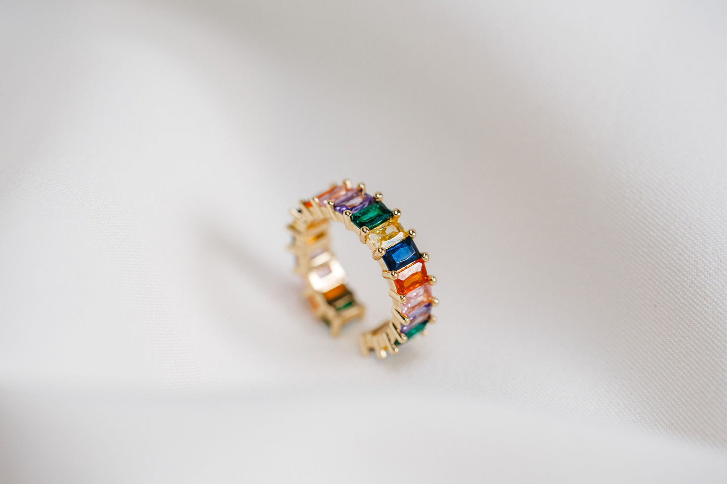 Сolored ring in gold with zirconia crystals