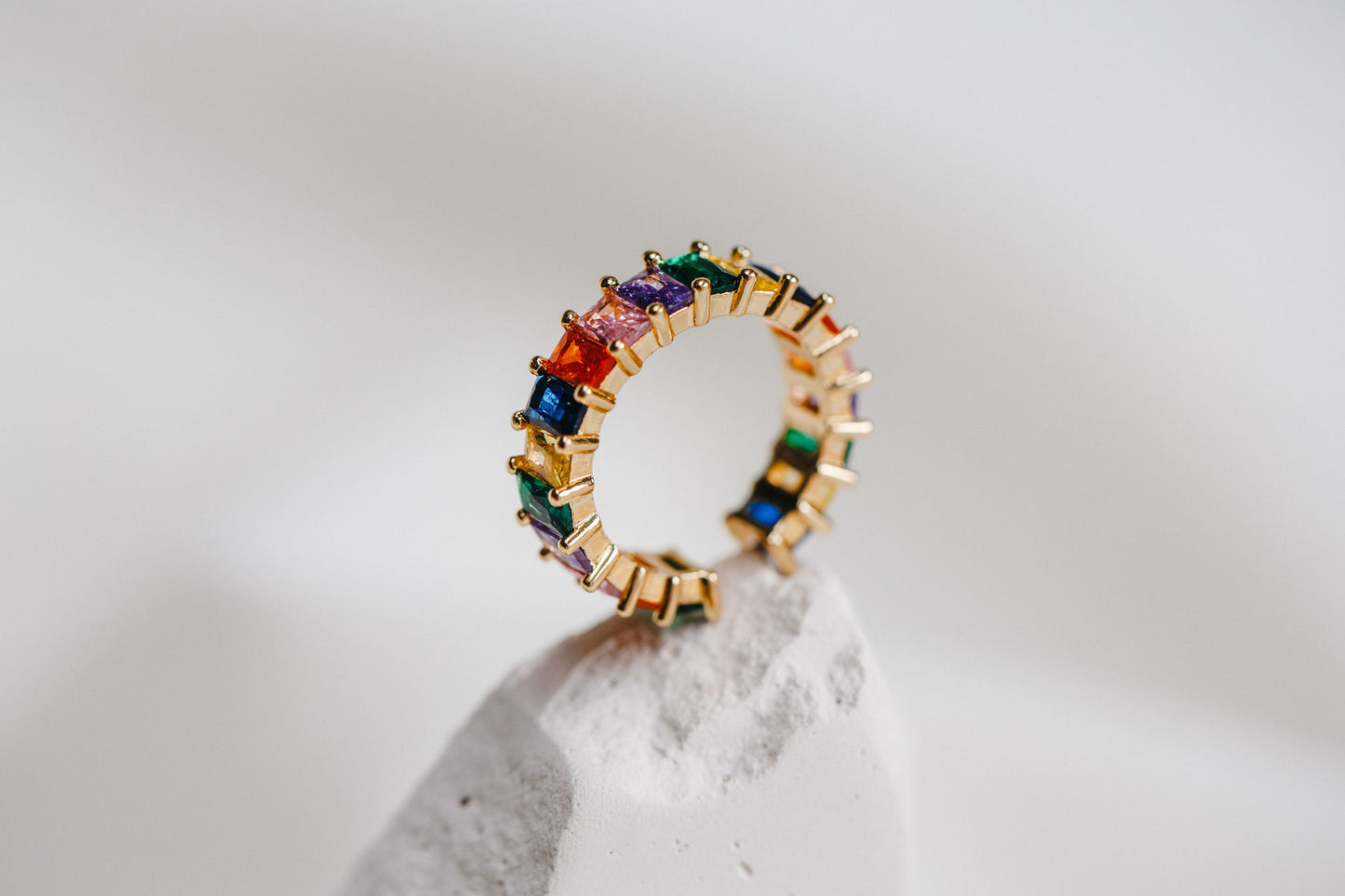 Сolored ring in gold with zirconia crystals