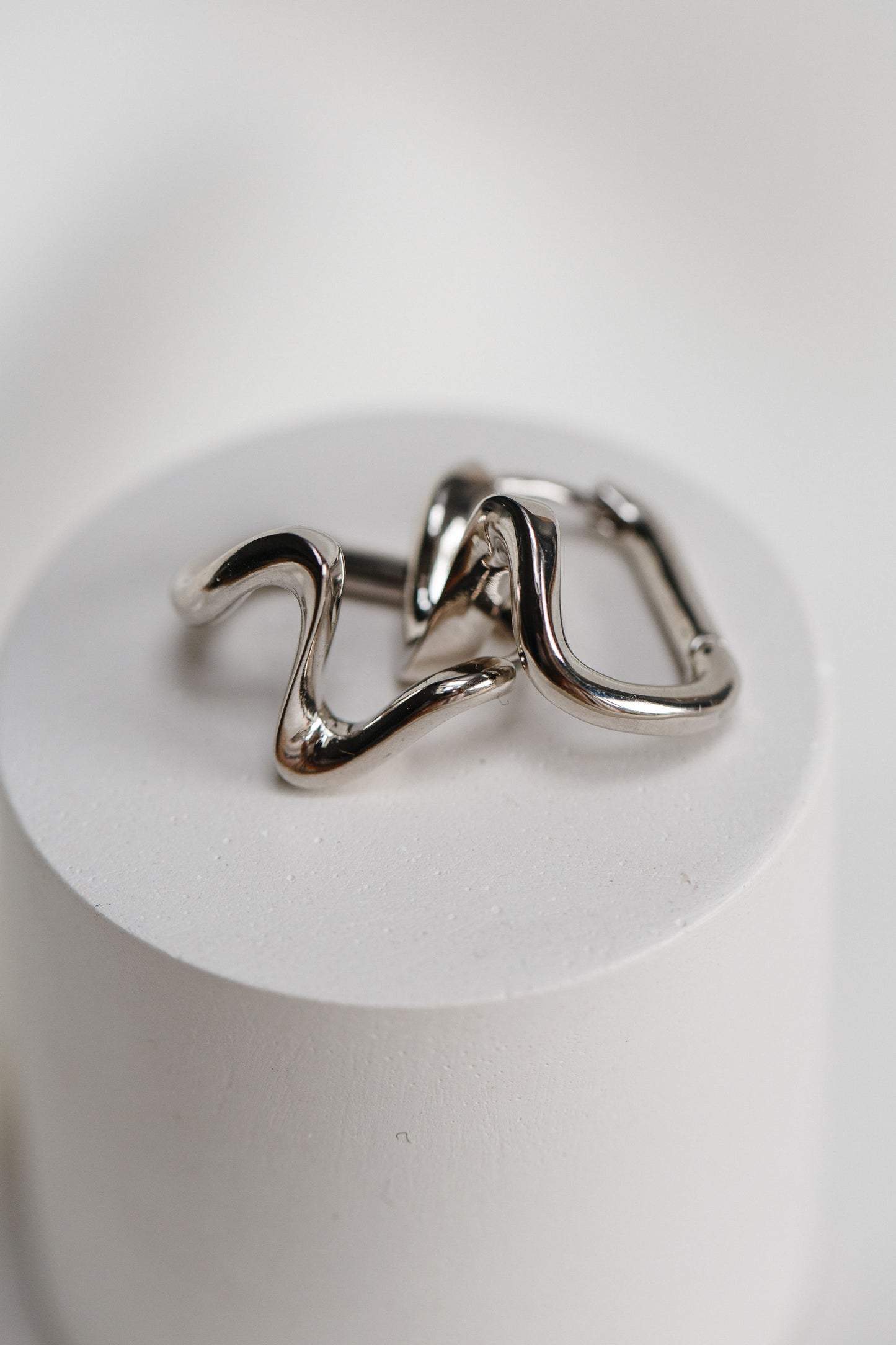 ZIG-ZAG HOOP EARRINGS