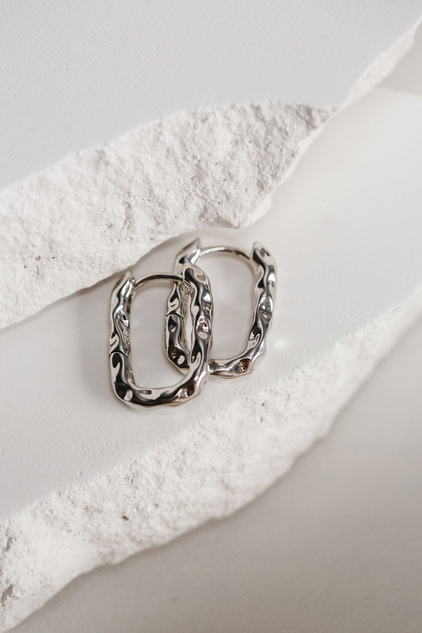 Oval earrings in rhodium