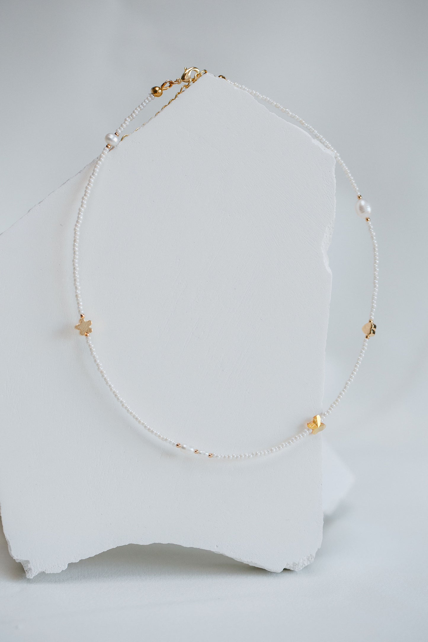 Crystal choker with small details