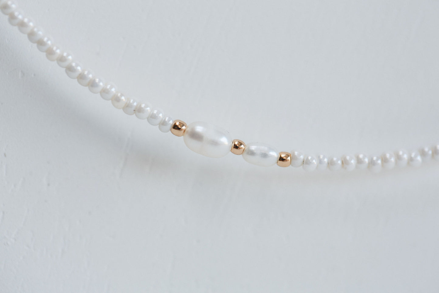 Crystal choker with small details