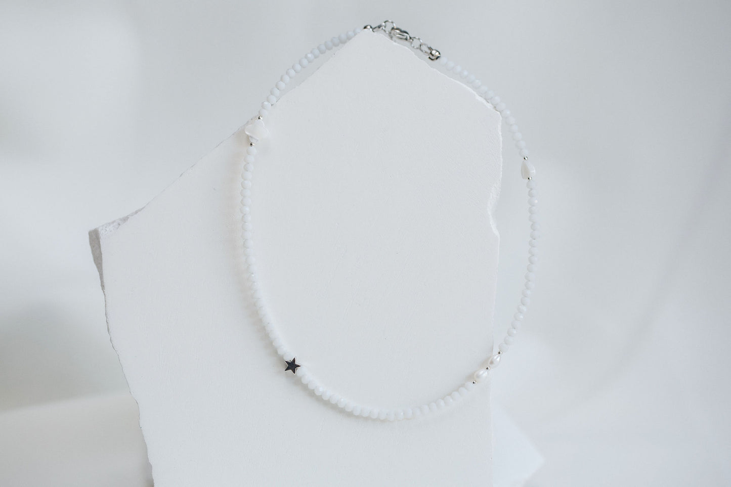 Crystal choker with small details