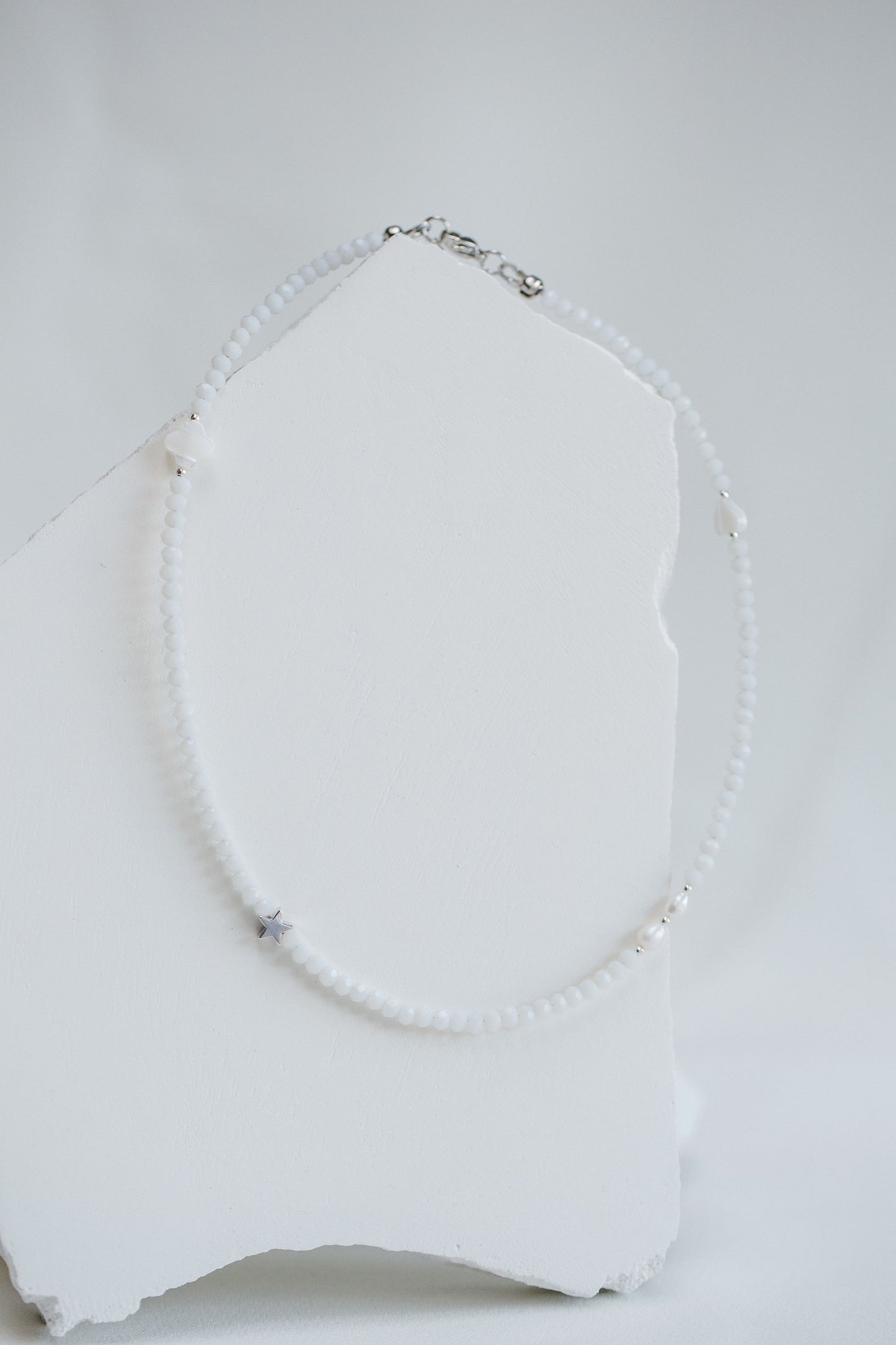 Crystal choker with small details