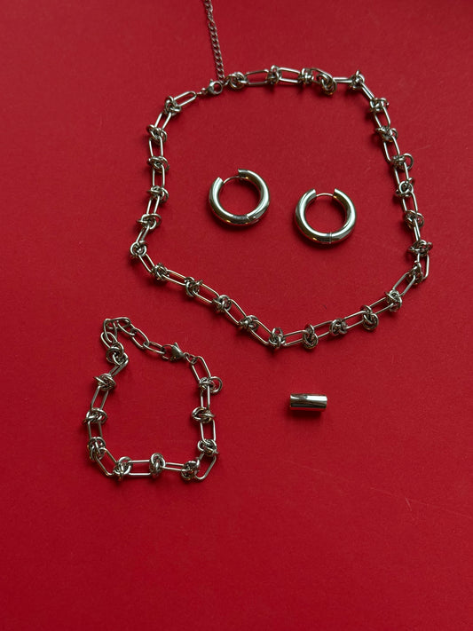 WATERPROOF LINK KNOT NECKLACE