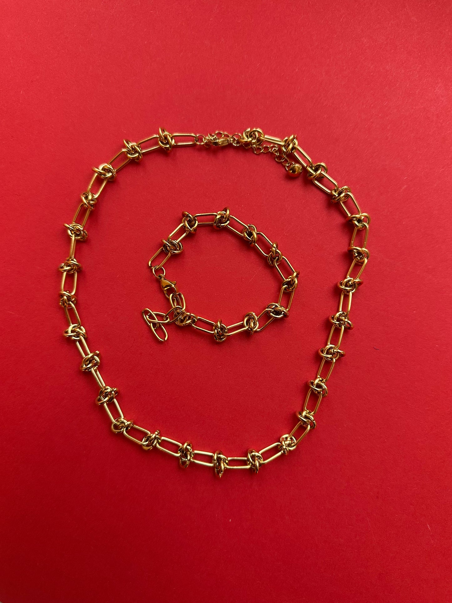 WATERPROOF LINK KNOT NECKLACE