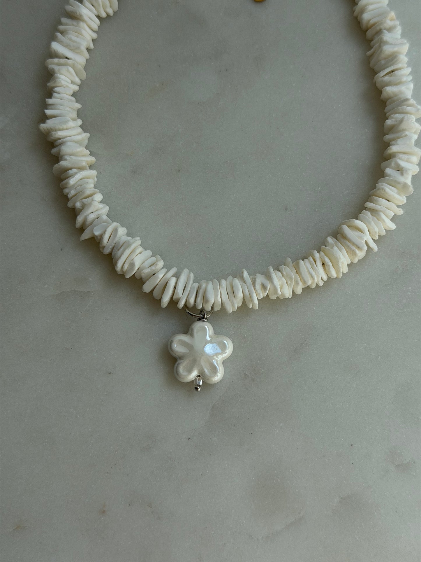 SHELL BLOOM CHOKER